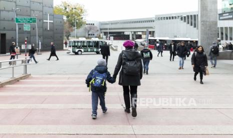 Vaksinasi resmi terhadap virus COVID-19 untuk anak-anak antara usia 5 dan 12 tahun dimulai hari ini di Wina, Austria, Senin, 15 November 2021.