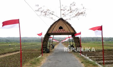 Ratusan bendera merah putih di pasang di pintu masuk Pedukuhan Dobangsan, Giripeni, Kulonprogo, Yogyakarta, Selasa (11/8). Pemasangan ratusan bendera merah putih di kanan-kiri jalan masuk pedukuhan ini untuk memeriahkan HUT RI ke-75. Total bendera yang dipasang mencapai 1.000 buah. Selain dari kas RT, pembiayaan juga dari sumbangan sukarela warga.