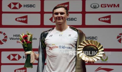 Viktor Axelsen dari Denmark merayakan trofinya setelah mengalahkan Anthony Sinisuka Ginting dari Indonesia dalam pertandingan final bulu tangkis tunggal putra mereka di BWF World Tour Finals di Bangkok, Thailand, Ahad, 11 Desember 2022.