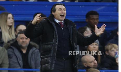 Pelatih kepala Aston Villa Unai Emery memberi isyarat pada pertandingan sepak bola Liga Premier Inggris antara Chelsea dan Aston Villa di stadion Stamford Bridge di London, Ahad (2/4/2023) dini hari WIB. 