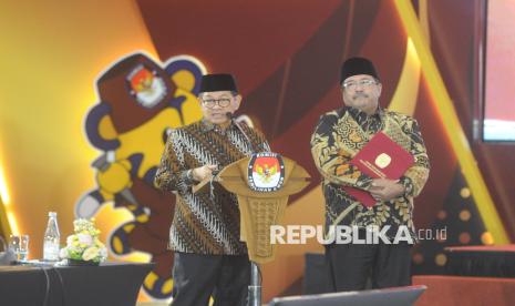 Gubernur dan Wakil Gubernur terpilih Daerah Khusus Jakarta Pramono Anung-Rano Karno menyampaikan sambutan saat Rapat Pleno Terbuka Penetapan Pasangan Calon Terpilih Pemilihan Gubernur dan Wakil Gubernur Provinsi Daerah Khusus Jakarta Pemilihan Tahun 2024 di Jakarta, Kamis (9/1/2025). Komisi Pemilihan Umum (KPU) Jakarta menetapkan pasangan Pramono Anung-Rano Karno sebagai Gubernur dan Wakil Gubernur terpilih Daerah Khusus Jakarta dengan memperoleh 2.183.239 suara atau 50,07 persen dari total suara sah.