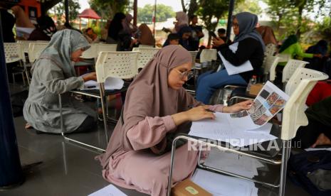 Warga mengikuti kegiatan bimbingan teknis sertifikasi halal di RPTRA Asoka, Jakarta, Senin (18/9/2023). Suku Dinas Perindustrian, Perdagangan, Koperasi Usaha Kecil dan Menengah (PPKUKM) Jakarta Selelatan bekerjasama dengan Lembaga Pengkajian Pangan, Obat-obatan dan Kosmetika (LPPOM) Majelis Ulama Indonesia menggelar kegiatan bimtek sertifikasi halal secara gratis untuk pelaku UMKM khusus produk makanan dan minuman yang nantinya akan diverifikasi oleh lembaga pemeriksa halal sebelum mendapatkan sertifikat halal. Program tersebut digelar di seluruh wilayah DKI Jakarta dengan target sebanyak 3.000 pelaku UMKM mendapatkan sertifikat halal di 2023. Mengingat, Pemerintah akan mewajibkan semua produk yang beredar dan diperdagangkan di Indonesia harus memiliki sertifikasi halal pada tahun 2024 sesuai dengan Undang-Undang Nomor 33 Tahun 2014 tentang Jaminan Produk Halal.