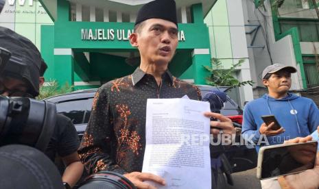 Ketua MUI Bidang Fatwa, KH. Asrorun Niam Sholeh menunjukkan isi surat teror tertanggal 2 Januari 2022 dari terduga pelaku aksi penembakan bernama Mustofa di Gedung MUI Pusat, Jakarta, Selasa (2/5/2023). MUI sebut Lampung kerap menjadi tempat pelarian bagi teroris.