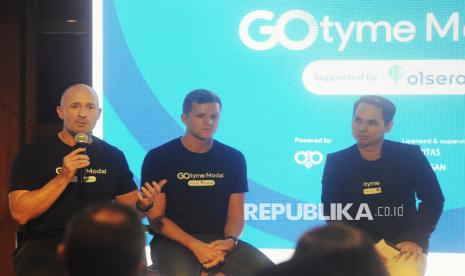 Director of GoTyme Indonesia Tim Delahunty (kiri), Founder & CEO danabijak Markus Prommik (tengah) dan Founder & CEO Olsera Novendy Chen (kanan) saat memberikan keterangan pada acara peluncuran Merchant Cash Advance Solusi Bagi UMKM Indonesia di Jakarta, Rabu (19/2/2025). GoTyme Indonesia, bersama dengan Danabijak dan Olsera resmi meluncurkan Merchant Cash Advance (MCA) pertama di Indonesia, MCA ini merupakan solusi pinjaman bagi pelaku UMKM yang memiliki tujuan untuk meningkatkan inklusi keuangan di Indonesia.