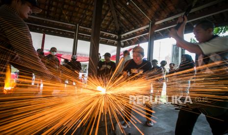 Pengunjung menempa besi saat mengikuti kegiatan belajar bersama membuat keris dalam rangka peringatan Hari Museum Indonesia 2022 di Museum Keris, Solo, Jawa Tengah, Ahad (23/10/2022). Kegiatan tersebut bertujuan untuk mengenalkan senjata tradisional keris kepada generasi muda sebagai upaya melestarikan keris yang merupakan warisan budaya Indonesia.  