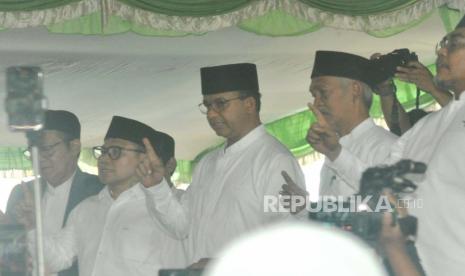 Pasangan Anies Baswedan dan Muhaimin Iskandar menghadiri istigotsah Kubro Masyayikh di lokasi pembangunan cabang ke-20 Ponpes Lirboyo, Kecamatan Jaambu, Kabupaten Semarang, Ahad (24/12/2023).