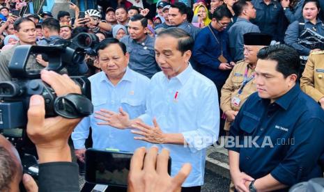 Presiden Jokowi didampingi Menteri BUMN Erick Thohir dan Menteri Pertahanan Prabowo Subianto saat mengunjungi Pasar Bululawang di Kabupaten Malang, Senin (24/7/2023).