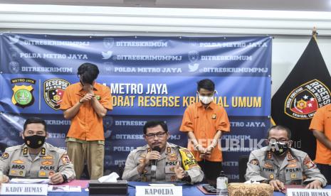 Kapolda Metro Jaya rjen Pol Nana Sujana (tengah) bersama Kadiv Humas Mabes Polri Irjen Argo Yuwono (kiri) didampingi Kabid Humas Polda Metro Jaya Kombes Yusri Yunus (kanan) memberikan keterangan kepada wartawan saat gelar perkara terkait Aksi Unras UU Cipta Kerja di Jakarta, Senin (12/10/2020). Dalam gelar perkara tersebut Polda Metro Jaya berhasil mengamankan 1.192 orang pengunjuk rasa yang melakukan pengerusakan dan pembakaran fasilitas umum beserta barang bukti berupa kaos, celana, dan ketapel. 