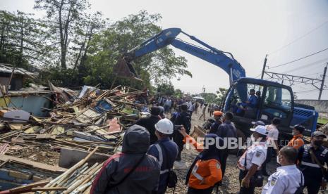 Alat berat membongkar bangunan lokalisasi Gunung Antang di Matraman, Jakarta, Selasa (30/8/2022). Sebanyak 120 bangunan liar dibongkar di lahan seluas 2.500 meter persegi milik PT KAI dan selanjutnya akan dijadikan Ruang Terbuka Hijau (RTH). Republika/Putra M. Akbar