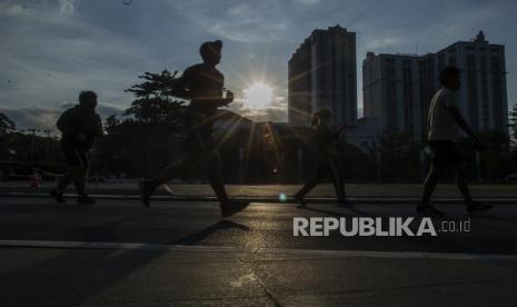 Warga berolahraga di area Lapangan Gasibu, Bandung, Jawa Barat, Kamis (2/9/2021). Pemerintah Provinsi Jawa Barat kembali membuka Lapangan Gasibu untuk warga khusus aktivitas olahraga dengan membatasi jumlah pengunjung  sebanyak 125 orang. 