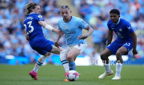 Pemain Manchester City Kalvin Phillips (tengah) yang diincar Juventus.