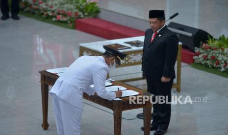 Menteri Dalam Negeri Tito Karnavian menyaksikan penandatanganan berita acara pelantikan Penjabat (Pj) Gubernur DKI Jakarta Heru Budi Hartono di Kementerian Dalam Negeri, Jakarta, Senin (17/10/2022). Heru Budi Hartono sah dilantik sebagai Penjabat (Pj) Gubernur DKI Jakarta menggantikan Anies Baswedan dan Ahmad Riza Patria yang purnatugas. 