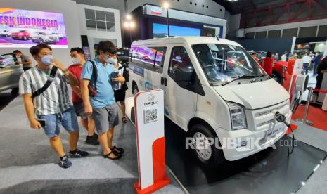  Pengunjung melihat mobil listrik DFSK Gelora buatan China saat Indonesia International Motorshow di Jakarta, 04 April 2022. Gabungan Industri Kendaraan Bermotor Indonesia melaporkan penjualan mobil baru di Indonesia sepanjang 2021 sebanyak 887.202 unit, naik 66,7 persen dari 2020 yang totalnya 532.027 unit, termasuk kendaraan hybrid dan listrik, terus bertambah. Indonesia bertujuan untuk meningkatkan penggunaan kendaraan listrik dalam beberapa tahun ke depan, Indonesia juga menargetkan pada tahun 2050 semua mobil dan sepeda motor yang dijual di Indonesia adalah kendaraan listrik