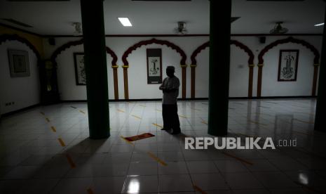 Pengurus masjid melaksanakan shalat di Masjid Lautze di Jalan Lautze, Sawah Besar, Jakarta, Senin (28/9). Masjid Lautze menutup semua aktivitas ibadah untuk umum dan hanya diperbolehkan bagi pengurus masjid pada masa pembatasan sosial berskala besar (PSBB) jilid dua di DKI Jakarta, sebagai upaya menekan penyebaran virus corona. Republika/Thoudy Badai