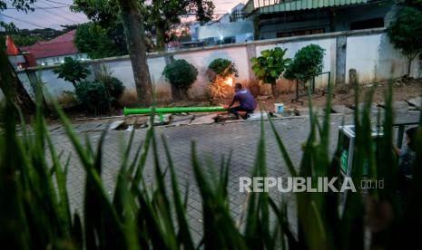 Dentuman Suara Meriam di Lebak Penanda Berbuka Puasa. Petugas bersiap menyalakan meriam di Masjid Al Araaf Rangkasbitung, Lebak, Banten, Selasa (13/4/2021). Warga setempat menggunakan meriam sebagai penanda waktu berbuka puasa selama bulan Ramadhan. 