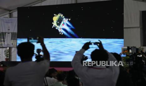 Pesawat ruang angkasa India, Chandrayaan 3, berhasil mendarat di kutub Selatan Bulan pada 23 Agustus 2023. India mencetak sejarah dengan menjadi negara pertama yang mendarat di kutub selatan bulan.