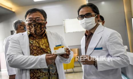 Menteri Riset dan Teknologi Bambang Brodjonegoro (kiri) bersama Direktur Utama Bio Farma Honesti Basyir (kanan) menunjukkan produk BioCov-19 saat kunjungan kerja di Gedung Bio Farma, Jalan Pasteur, Kota Bandung, Rabu (29/7). Dalam kunjungan kerja tersebut, Menristek berkesempatan untuk meninjau pengembangan vaksin Covid-19 dalam negeri yang diberi nama Vaksin Merah Putih sekaligus mengecek kesiapan uji klinis vaksin Covid-19 di Bio Farma. Foto: Abdan Syakura/Republika