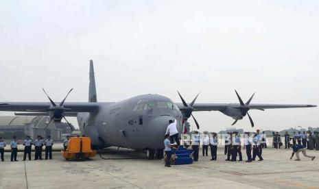 Menteri Pertahanan Prabowo Subianto melakukan prosesi penyiraman air kendi ke kepala Pesawat Super Hercules C-130J dengan nomor ekor A-1340 di Lapangan Udara Halim Perdanakusuma, Jakarta, Kamis (6/7/2023). Prosesi tersebut merupakan rangkaian dari seremoni penyerahan pesawat angkut militer itu dari Kementerian Pertahanan kepada TNI Angkatan Udara. 