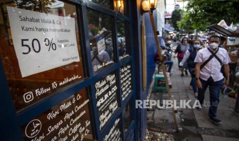 Warga berjalan di depan salah satu restoran di kawasan Sabang, Jakarta, Jumat (8/1/2021). Pemerintah menetapkan kebijakan Pemberlakuan Pembatasan Kegiatan Masyarakat (PPKM) di wilayah Jawa-Bali pada 11-25 Januari mendatang guna menekan angka penularan COVID-19 yang salah satunya membatasi kegiatan di restoran untuk makan atau minum di tempat hanya diperbolehkan sebanyak 25 persen dari kapasitas. 