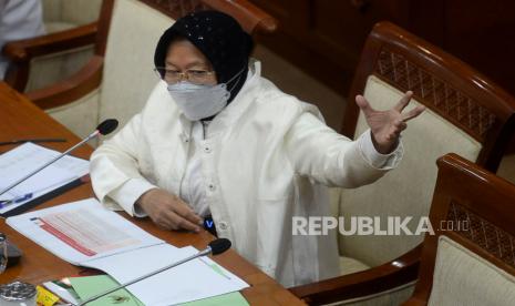 Menteri Sosial Tri Rismaharini mengikuti rapat kerja dengan Komisi VIII DPR di Kompleks Parlemen, Senayan, Jakarta, Senin (24/5). Rapat kerja tersebut membahas kebijakan verifikasi dan validasi data kemiskinan di Indonesia, permasalahan dan solusinya.