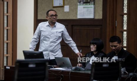 Terdakwa kasus gratifikasi dan tindak pidana pencucian uang (TPPU) Rafael Alun Trisambodo. Tim penasihat hukum mengeklaim KPK tak bisa membuktikan gratifikasi Rafael Alun.