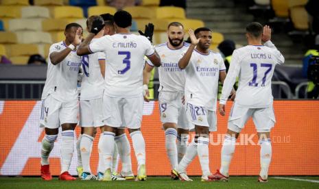 Para pemain Real merayakan setelah mencetak keunggulan 3-0 pada pertandingan sepak bola grup D Liga Champions UEFA antara Shakhtar Donetsk dan Real Madrid di Kiev, Ukraina, 19 Oktober 2021.