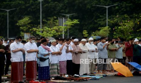 Warga Muhammadiyah melaksanakan sholat Ied di halaman parkir Jakarta International Equestrian Park, Pulomas, Jakarta, Jumat (21/4/2023).  Muhammadiyah menetapkan 1 Syawal 1444 H atau hari raya Idul Fitri atau lebaran pada hari Jumat 21 April 2023. Meski hujan rintik-rintik, tampak jemaah antusias melaksanakan ibadah. Terlihat berbagai kalangan dan usia turut melaksanakan ibadah shalat Idul Fitri. 