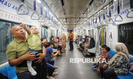 Warga berada di dalam kereta MRT di Stasiun MRT Bundaran HI, Jakarta, Rabu (1/1/2025).