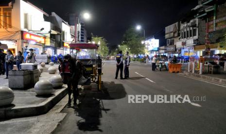 Sepinya pengunjung kawasan Malioboro saat pemberlakuan PTKM, Yogyakarta, Selasa (12/1). Pemerintah Daerah Yogyakarta melakukan pengetatan terbatas kegiatan masyarakat (PTKM) hingga 25 Januari untuk upaya menekan penyebaran Covid-19. Salah satunya yakni pembatasan operasional tempat perbelanjaan pada pukul 19.00 WIB. Dan juga pembatasan pengunjung wisata sebanyak 25 persen kapasitas.