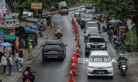 Kepadatan kendaraan terjadi di kawasan Wisata Lembang, Kabupaten Bandung Barat, Jawa Barat, Senin (28/2/2022). Satlantas Polres Cimahi memprediksi kepadatan kendaraan menuju kawasan wisata Lembang akan terjadi pada hari ini, Senin (28/2) serta beberapa rekayasa lalu lintas disiapkan untuk menghindari penumpukan kendaraan. 