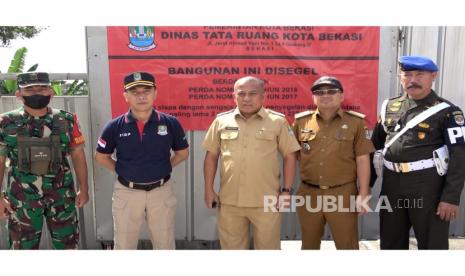 Dinas Tata Ruang Kota Bekasi melakukan penyegelan kantor pemasaran perumahan Milik PT. Hadez Graha Utama Cikunir, Jatiasih. Kantor ini disegel karena dalam menjalankan usahanya tidak sesuai dengan regulasi yang ada, ditambah banyak warga setempat mengeluh dirugikan atas pekerjaan perumahan tersebut. 