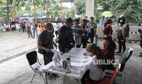 Warga antre untuk mengambil cairan disinfektan di Kantor Badan Penanggulangan Bencana Daerah (BPBD) DIY, Baciro, DI Yogyakarta, Selasa (31/3/2020). BPBD Yogyakarta membagikan cairan disinfektan kepada warga agar bisa melakukan penyemprotan secara mandiri di lingkungan tempat tinggal dengan dibekali prosedur keamanan sebagai upaya mencegah penyebaran virus Corona atau COVID-19