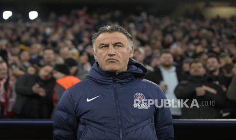  Pelatih kepala PSG Christophe Galtier berdiri sebelum dimulainya pertandingan sepak bola leg kedua babak 16 besar Liga Champions antara Bayern Muenchen dan Paris Saint Germain di Allianz Arena di Muenchen, Jerman,  Kamis (9/3/2023) dini hari WIB. 