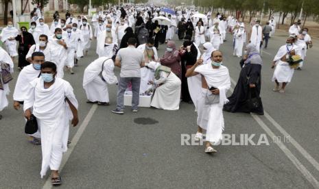 Jamaah haji menerima air gratis saat mereka berjalan ke Masjid Namira di Arafat selama ziarah haji tahunan, dekat kota suci Makkah, Arab Saudi. Waspadai Cuaca Terik Arab Saudi, Jamaah Haji Jangan Lupa Semprotan Wajah