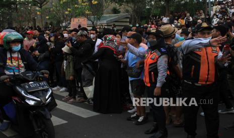 Dua orang petugas Dinas Perhubungan mengatur arus lalu lintas di kawasan Dukuh Atas, Jakarta, Ahad (24/7/2022). Petugas gabungan TNI/Polri, Satuan Polisi Pamong Praja dan Dinas Perhubungan melakukan pengamanan dan pengaturan arus lalu lintas di sekitar kawasan Citayam Fashion Week karena semakin banyak warga yang memenuhi kawasan tersebut. 