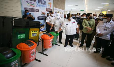 Menteri Lingkungan Hidup dan Kehutanan Siti Nurbaya (ketiga kiri) didampingi Direktur Jenderal Pengelolaan Limbah, Sampah, dan Bahan Beracun Berbahaya (PSLB3), KLHK, Rosa Vivien Ratnawati (kedua kanan) melakukan pengecekan tempat sampah di Terminal Penumpang Pelabuhan Tanjung Priok, Jakarta.  Kementerian Lingkungan Hidup dan Kehutanan (KLHK) memperkuat komitmen pemerintah daerah dalam pengelolaan sampah. Kampanye “Jelajah Bersih Negeri 2023” digiatkan melalui aksi bersepeda dari Bali hingga Jakarta untuk menggerakkan peran aktif seluruh pihak setiap kota yang dikunjungi. 