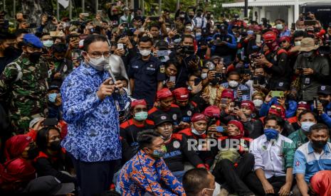 Gubernur DKI Jakarta Anies Rasyid Baswedan menemui massa buruh terkait kenaikan upah minimum provinsi (UMP) yang berunjuk rasa di depan Balai Kota DKI, Jakarta Pusat, Senin (29/11/2021). 