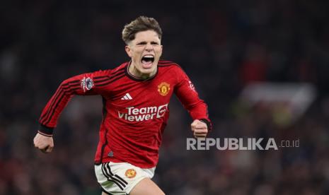 Alejandro Garnacho of Manchester United celebrates scoring the 2-2 goal during the English Premier League soccer match between Manchester United and Aston Villa in Manchester, Britain, 26 December 2023.  