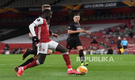 Pemain Arsenal Nicolas Pepe mencetak skor 1-0 pada perempat final Liga Eropa UEFA, pertandingan leg pertama antara Arsenal dan Slavia Praha di London, Inggris, Jumat (9/4) dini hari WIB