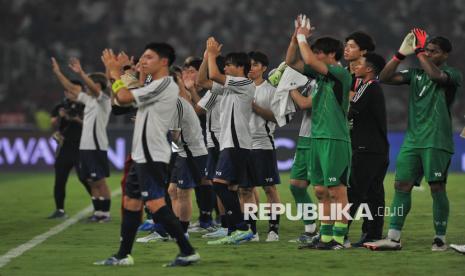 Pemain timnas Jepang menghampiri suporter usai bertanding melawan timnas Indonesia  pada babak ketiga Kualifikasi Piala Dunia 2026 Grup C di Stadion Utama Gelora Bung Karno (SUGBK), Jakarta, Jumat (15/11/2024). Dalam pertandingan tersebut, Indonesia kalah atas Jepang dengan skor 0-4. Republika/Thoudy Badai