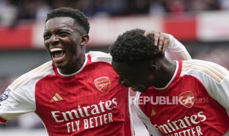 Bukayo Saka dari Arsenal (kanan) melakukan selebrasi bersama rekan setim Arsenal Eddie Nketiah setelah mencetak gol saat pertandingan sepak bola Liga Premier Inggris antara Arsenal dan Nottingham Forest di stadion Emirates di London, Sabtu,  (12/8/2023).