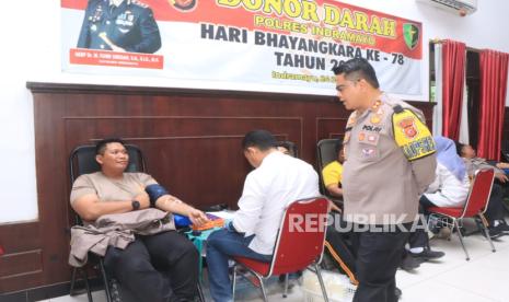 Ratusan personil Polres Indramayu melakukan donor darah dalam menyambut Hari Bhayangkara ke-78,  di Aula Atmaniwedhana Polres Indramayu. Senin (24/6/2024). 