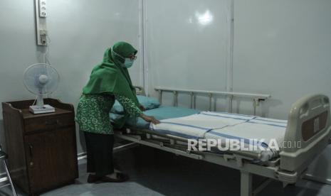 Petugas menata ruangan shelter isolasi COVID-19Bantul, DI Yogyakarta. asien yang sembuh dari paparan COVID-19 di Kabupaten Bantul, Daerah Istimewa Yogyakarta, dalam sehari terakhir bertambah 61 orang, sehingga total kasus pulih hingga Selasa menjadi 12.520 orang. 