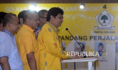 Ketua Umum Partai Golkar Airlangga Hartarto didampingi para pengurus partai memberikan keterangan terkait pelaksanaan pilkada serentak 2018 di Kantor DPP Partai Golkar, Jakarta, Senin(25/6).