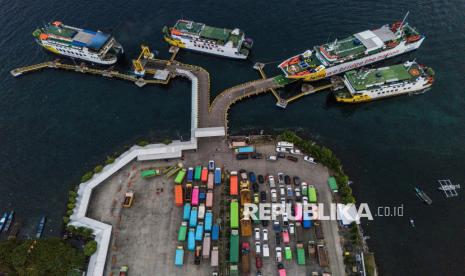 Foto udara kapal feri milik ASDP bersandar di Pelabuhan Penyeberangan Ternate, Maluku Utara, Rabu (25/12/2024). PT ASDP Indonesia Ferry Cabang Ternate menyiapkan delapan unit kapal feri dan tiga feri dari pihak swasta untuk melayani masyarakat yang akan melakukan mobilitas selama libur Natal 2024 dan Tahun Baru 2025 dengan rute Ternate tujuan Sidangoli di Kabupaten Halmahera Barat dan Bitung Sulawesi Utara. 