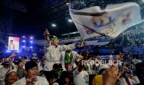 Relawan menghadiri acara deklarasi Relawan Betawi Relawan Prabowo Gibran (RPG) di Tenis Indoor Senayan, Jakarta Pusat, Selasa (23/1/2024). Relawan Betawi Relawan Prabowo Gibran (RPG) mendeklarasikan dukungannya terhadap pasangan calon presiden dan wakil presiden nomor urut 2 Prabowo Subianto dan Gibran Rakabuming Raka pada Pemilu 2024.