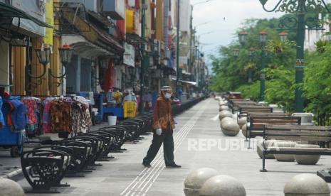 Suasana sepi kawasan wisata Malioboro, Yogyakarta, Senin (6/4/2020). Malioboro yang merupakan destinasi wisata andalan di Yogyakarta itu sepi pengunjung sejak beberapa pekan terakhir akibat pandemi COVID-19