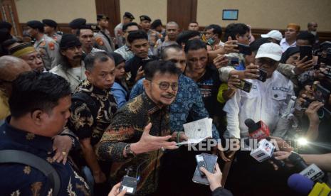 Terdakwa kasus dugaan pemerasan dan gratifikasi di Kementerian Pertanian Syahrul Yasin Limpo (SYL) usai menjalani sidang dengan agenda pembacaan putusan di Pengadilan Tipikor, Jakarta, Kamis (11/7/2024). Majelis Hakim memvonis mantan Menteri Pertanian Syahrul Yasin Limpo dengan hukuman 10 tahun penjara dan denda Rp 300 juta subsider 4 bulan kurungan dalam tindak pidana pemerasan dan gratifikasi di lingkungan Kementerian Pertanian.