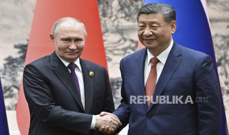 Presiden Cina Xi Jinping, kanan, dan Presiden Rusia Vladimir Putin berjabat tangan sebelum pembicaraan di Beijing, Tiongkok, pada Kamis, 16 Mei 2024.