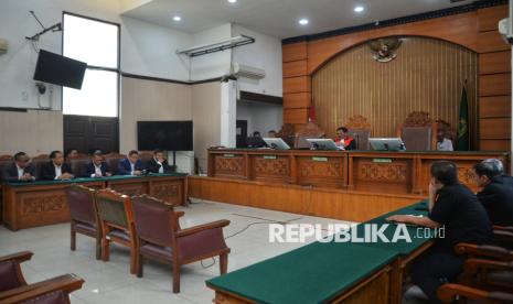 Hakim Tunggal PN Jakarta Selatan Tumpanuli Marbun memimpin sidang pembacaan putusan praperadilan Tom Lembong di Pengadilan Negeri Jakarta Selatan, Jakarta, Selasa (26/11/2024). Hakim tunggal PN Jakarta Selatan Tumpanuli Marbun menolak permohonan praperadilan mantan Menteri Perdagangan Tom Lembong sehingga penetapan tersangka dalam kasus dugaan korupsi impor gula yang digugat tetap dianggap sah.